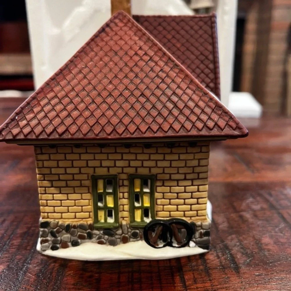 Dept 56 Apple Valley School New England Village Lighted House‎ W/ Cord and box